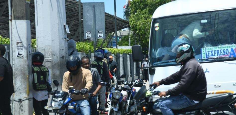 Crece sin control la presencia de motoconchos y sigue sin aclararse quién regula estas paradas