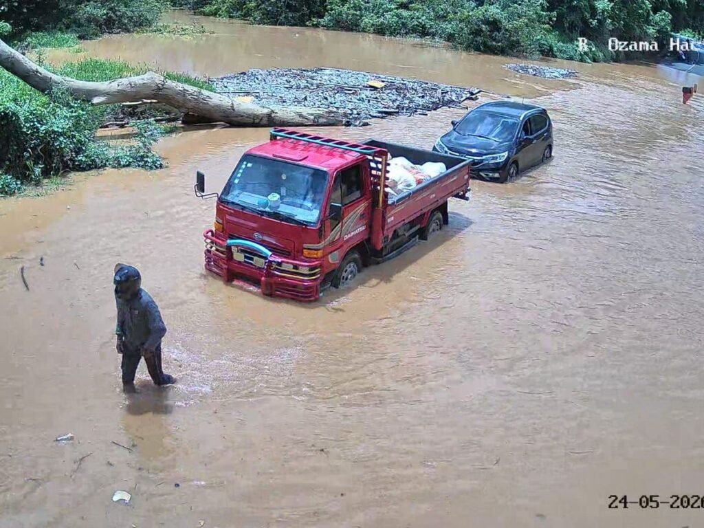Defensa Civil pide no cruzar el puente entre Hacienda Estrella y La Luisa por la crecida del río