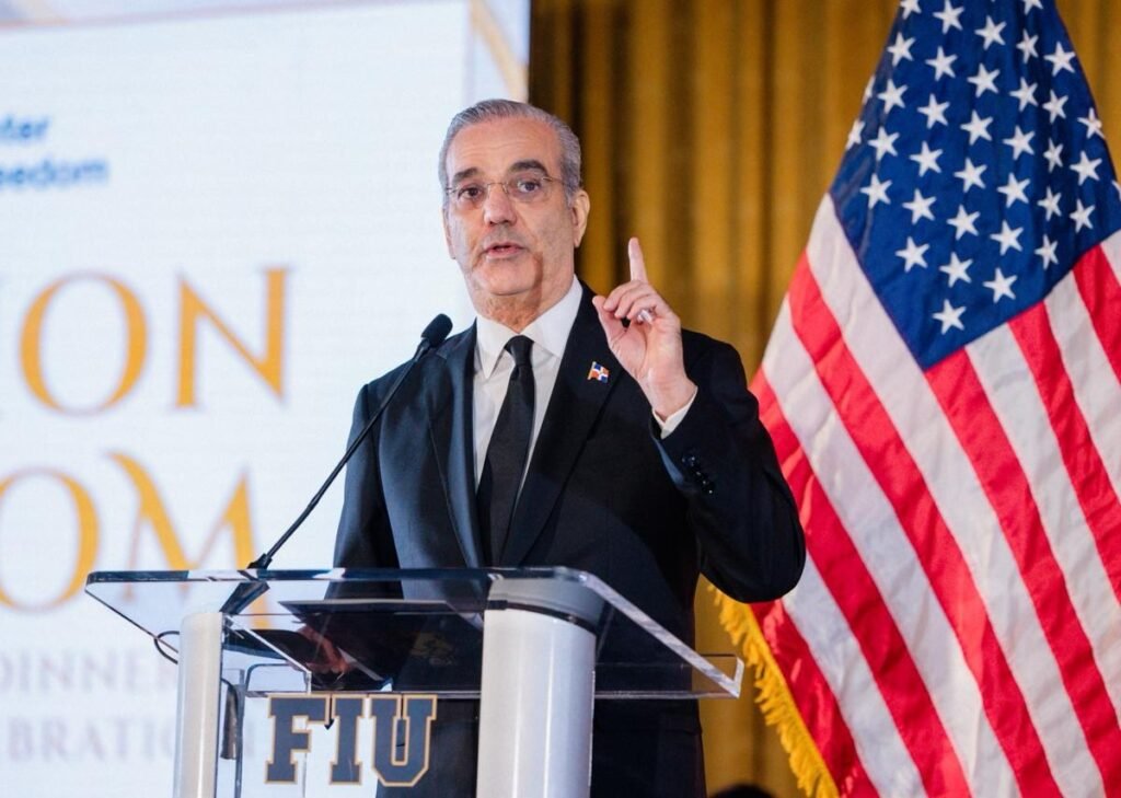 Abinader defiende la libertad al recibir un premio en Florida y llama a cuidar la transparencia