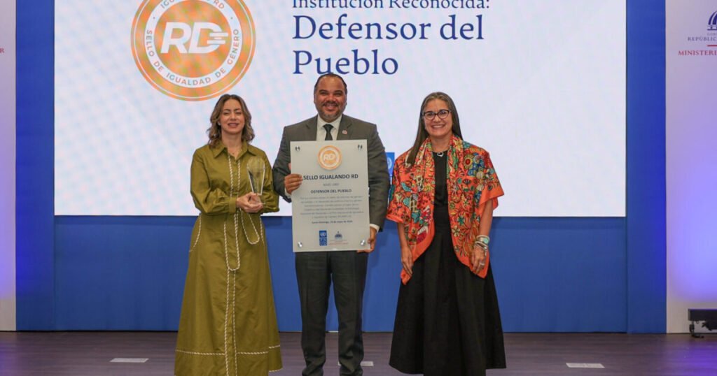 El Defensor del Pueblo obtiene Oro en Igualando RD y anuncia nuevas acciones en favor de las mujeres