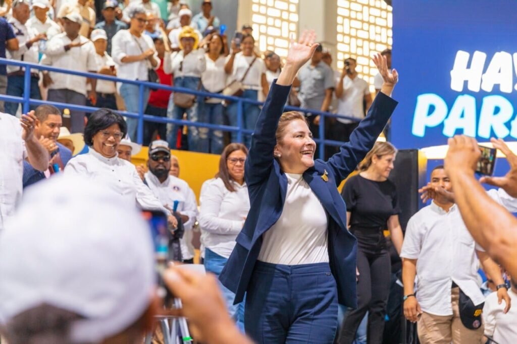 Mejía reafirma en Barahona su candidatura presidencial y el respaldo a la continuidad del cambio