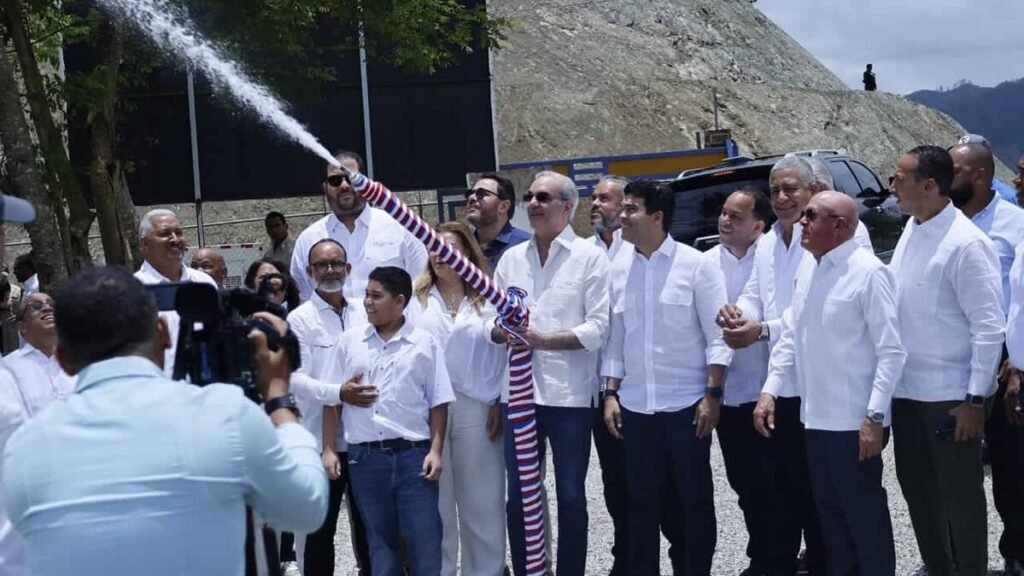 Abinader abre acueducto en Sabana Larga y reconoce demoras en obras de Ocoa