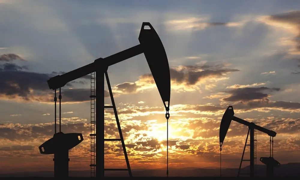 El WTI cae 4,06 % al inicio, aunque el mercado sigue presionado por la tensión en Ormuz