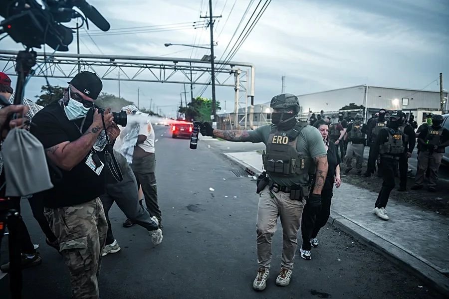 Denuncian ante un juez en Nueva York condiciones «inhumanas» para inmigrantes en 26 Federal Plaza