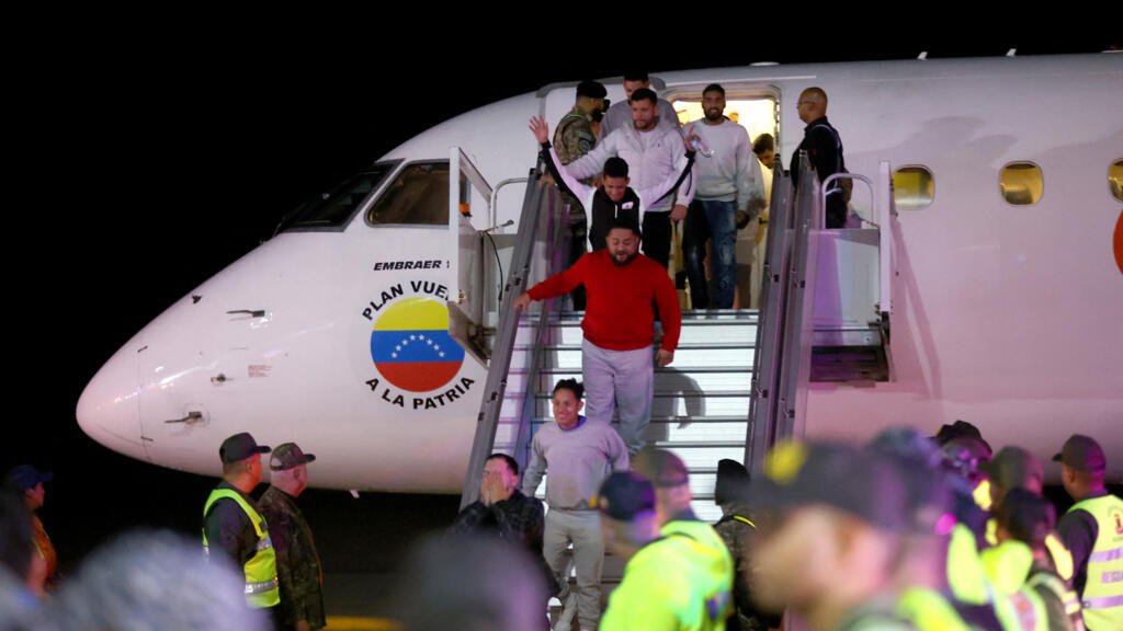 Arriba a Venezuela otro vuelo con 115 repatriados y crece la presión sobre la gestión migratoria
