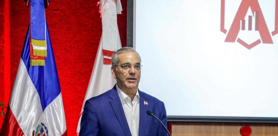Abinader dice que la pobreza monetaria tocó un récord mínimo, pero no citó el informe del dato