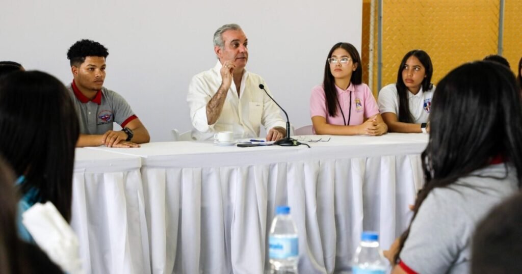 Abinader se reúne con 350 estudiantes en Ocoa en un acto enfocado en obras y cercanía