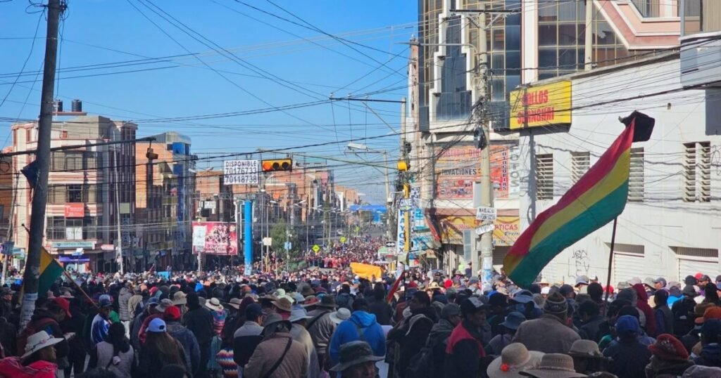 Bolivia vive una jornada límite entre muertos, militarización y presión contra el Gobierno