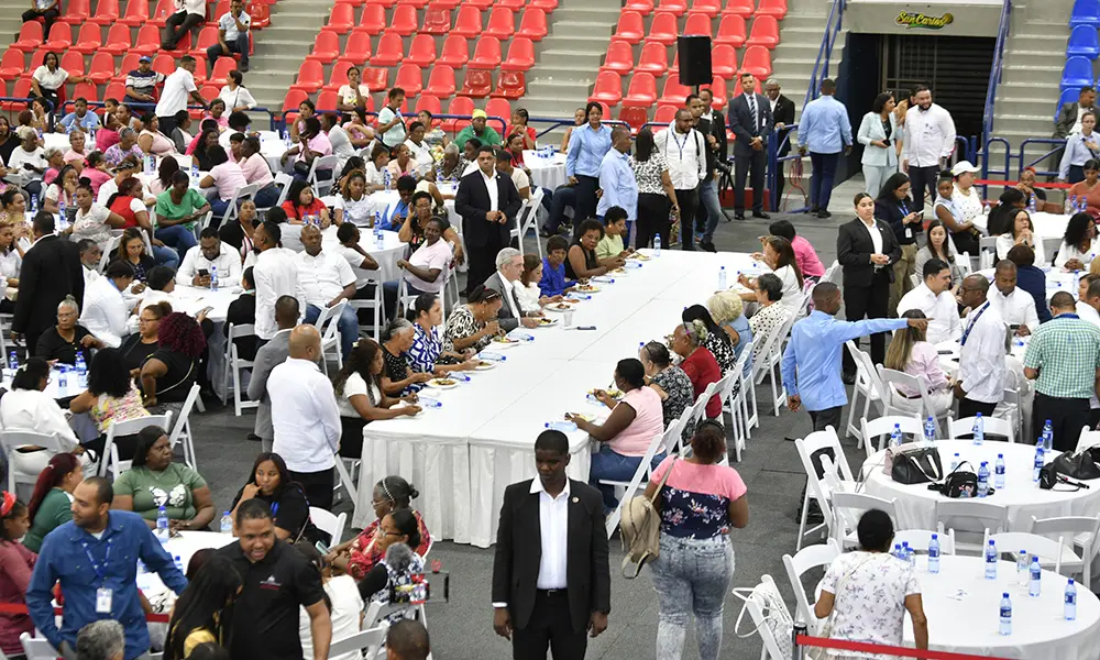 Abinader entrega el Bono Madre con RD$1,500 millones en medio del reconocimiento oficial de que la pobreza persiste en hogares de mujeres