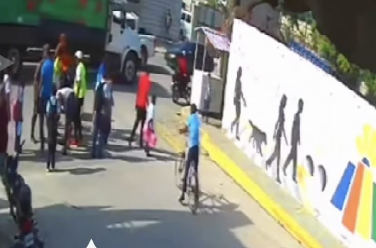 Estudiante cae en alcantarilla sin tapa al salir de la escuela y se reaviva el reclamo por seguridad en SDE