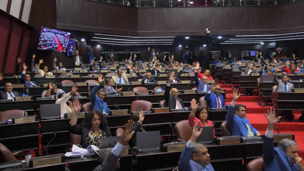 Aprueban ley que amplía arrestos, multas y cierres durante estados de emergencia