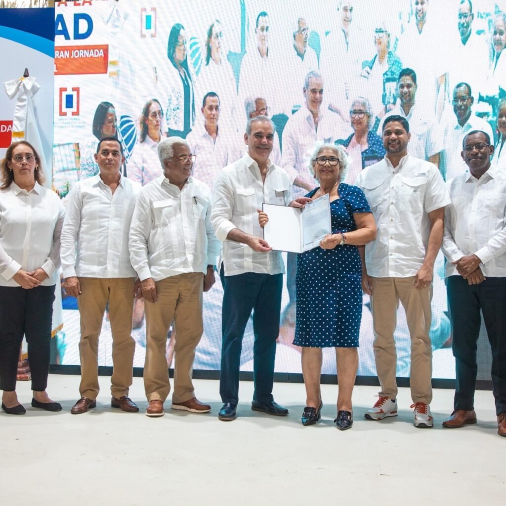 Abinader entrega 1,279 títulos en Haina y el Gobierno destaca la titulación como eje de gestión