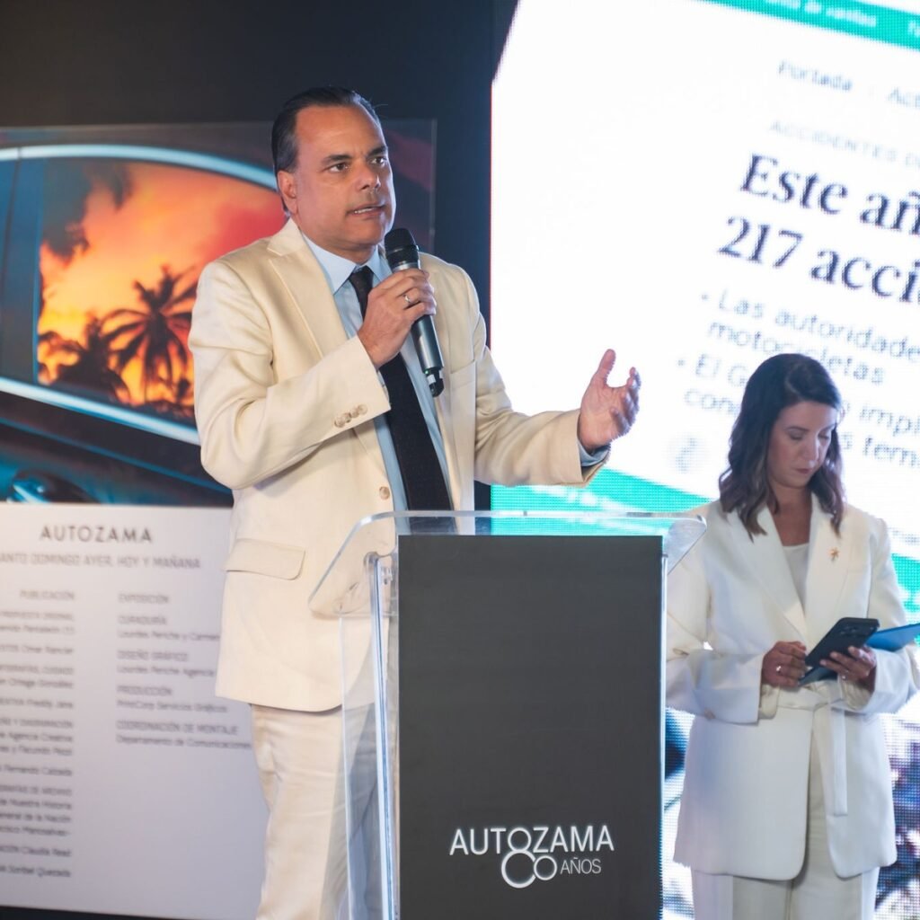Autozama presenta libro sobre Santo Domingo y cuestiona el desorden urbano persistente