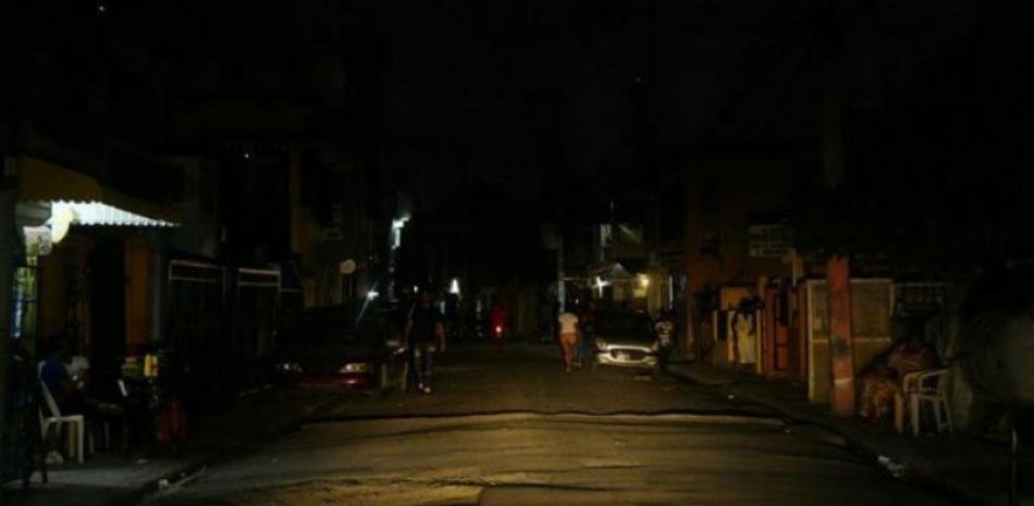 Apagones prolongados en Santo Domingo Este agravan el malestar y exponen reclamos por un servicio que cuesta más y responde menos