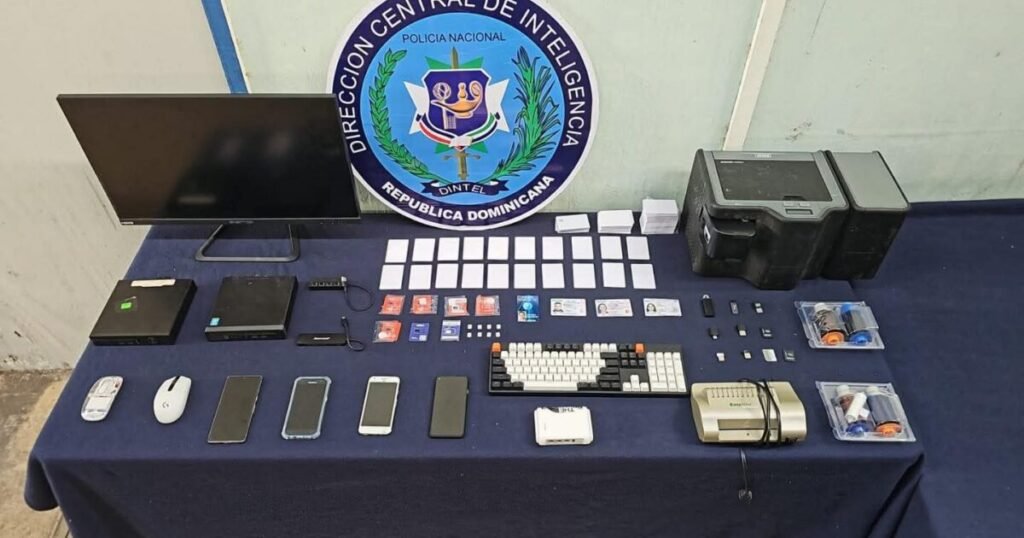 Operativo en Santiago desbarata red de falsificación y fraude con datos personales