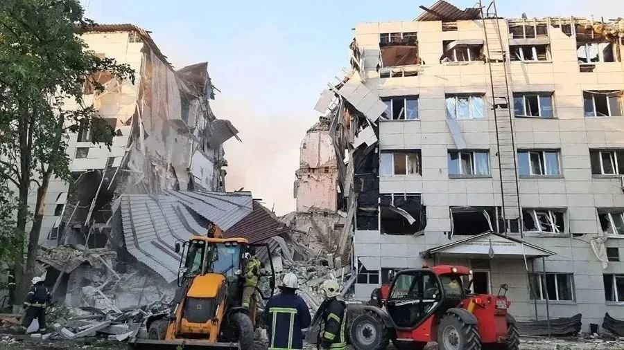 Ataque en una residencia estudiantil de Lugansk deja civiles atrapados y eleva la tensión por las versiones enfrentadas