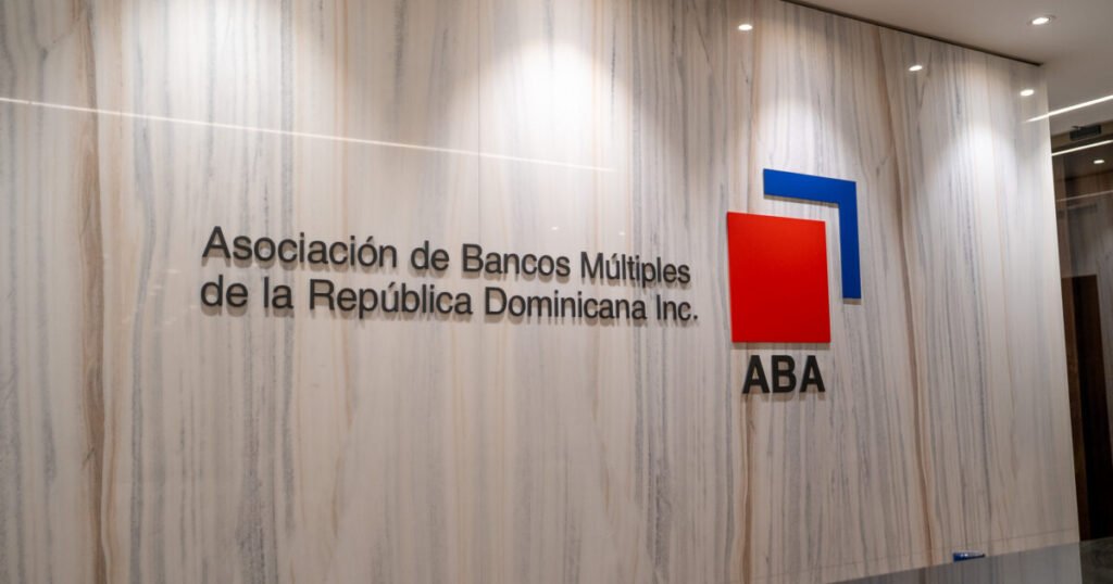 La digitalización bancaria eleva salarios y abre cuestionamientos sobre el empleo en la banca dominicana