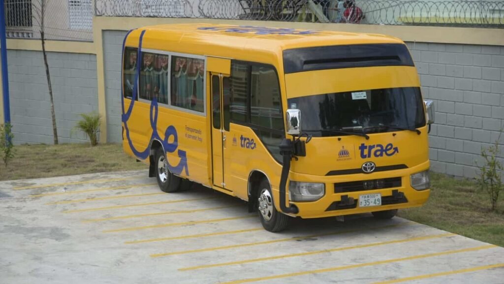 Ataque a chofer del TRAE en Santo Domingo Oeste deja herido a un conductor y alarma a estudiantes