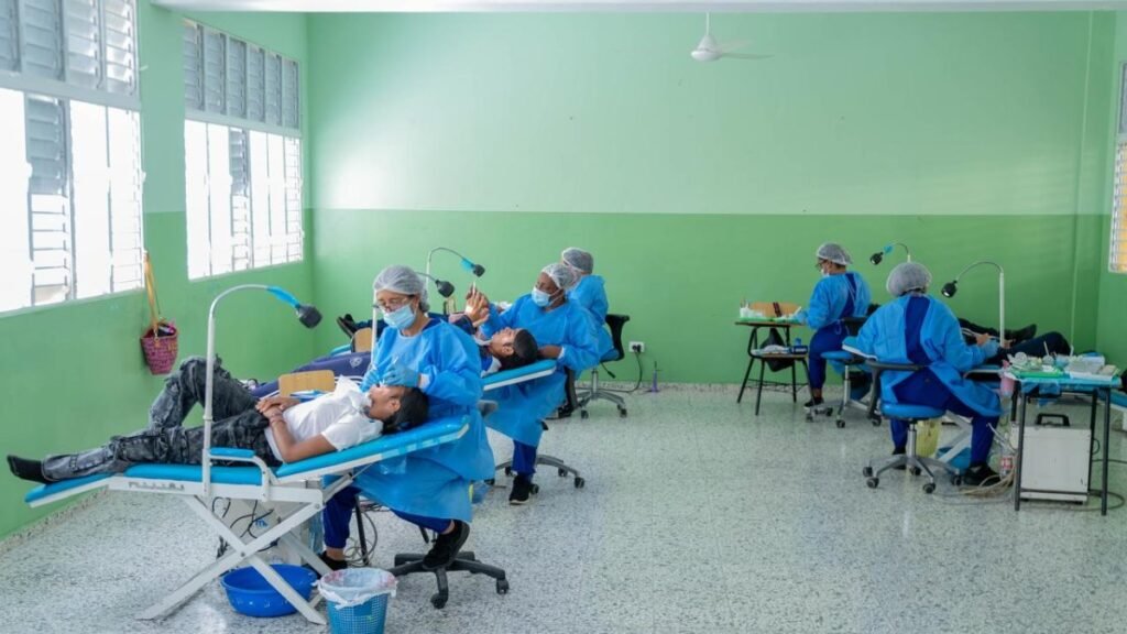 Más de 650 alumnos reciben atención médica en La Vega y se reabre el debate sobre salud escolar