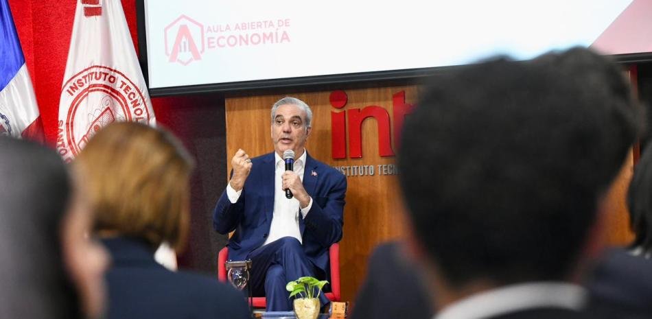 Abinader sostiene que la crisis externa y los impuestos explican el encarecimiento de los combustibles