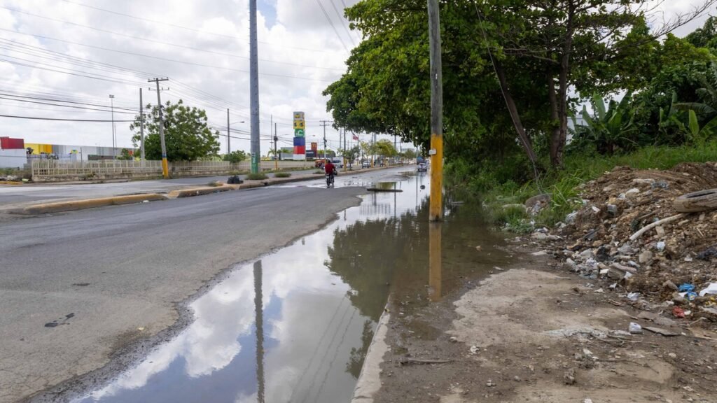 Persisten basura y riesgo peatonal en Doña Idalia pese a operativos y multas, denuncian residentes