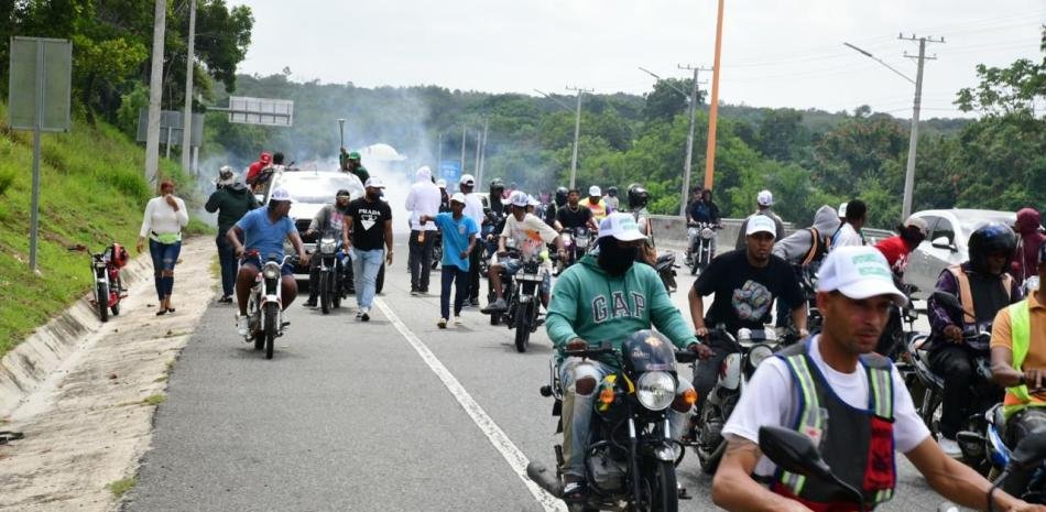 Policía usa gases para dispersar marcha autorizada en Pedro Brand y cuestiona su actuación