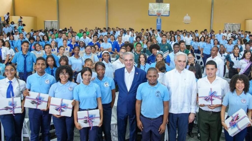 Abinader reconoce retos del Estado para reforzar la seguridad escolar en acto con estudiantes en SDO