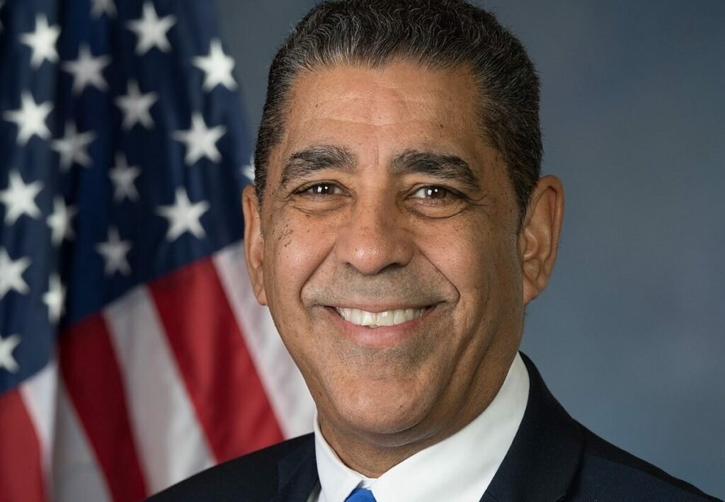 Nueva encuesta en NY-13 mantiene la primaria en disputa pese al liderazgo de Adriano Espaillat
