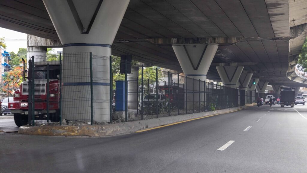 Mallas y vigilancia exponen fragilidad de la recuperación bajo el elevado de la 27 de Febrero