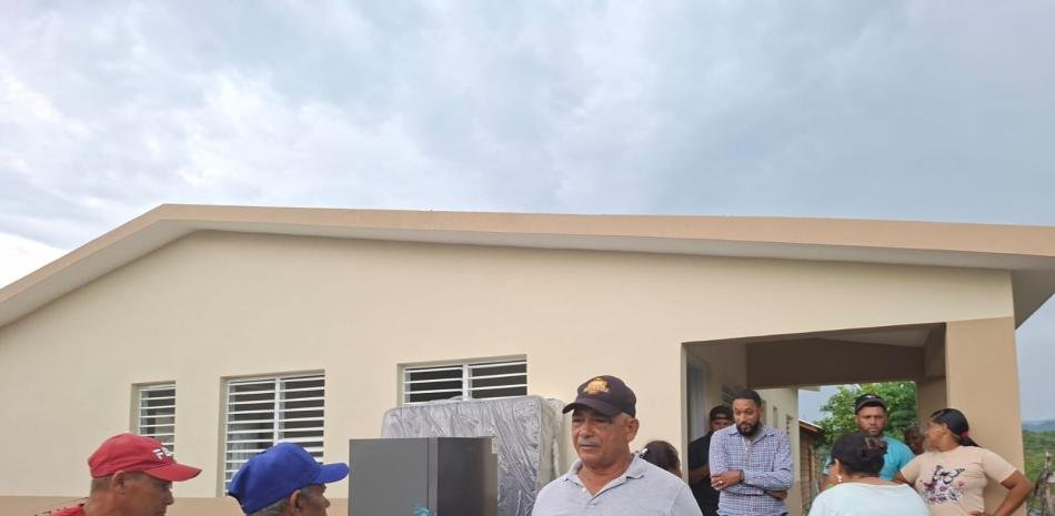 Gobernación de Dajabón entrega casa a familia de Los Indios tras perder la vivienda que levantaba el Gobierno por un ventarrón