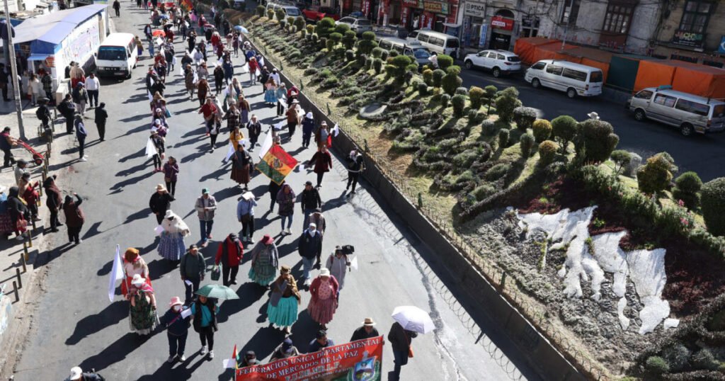 Bolivia reduce a mínimo los bloqueos tras 44 días, aunque sigue la tensión por la respuesta oficial