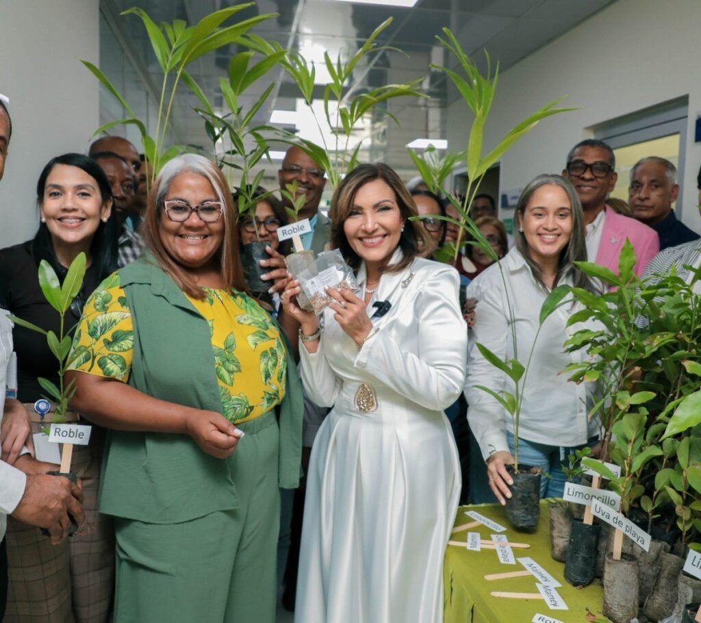 Gabinete de Política Social reparte más de 200 plantas a su personal en jornada por el Día del Medioambiente