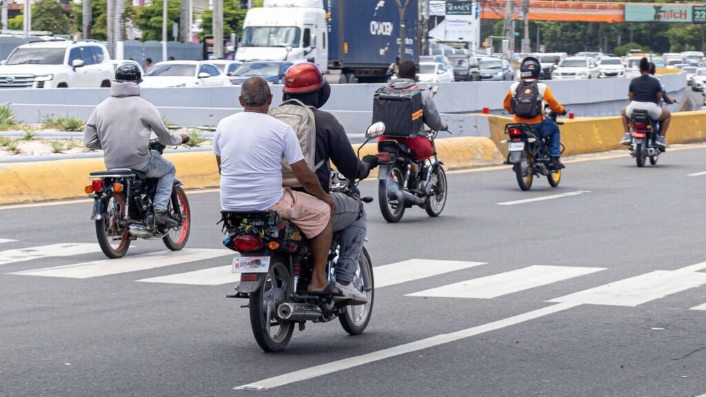 A nueve años de su aprobación, la ley del casco sigue incumpliéndose en el Gran Santo Domingo
