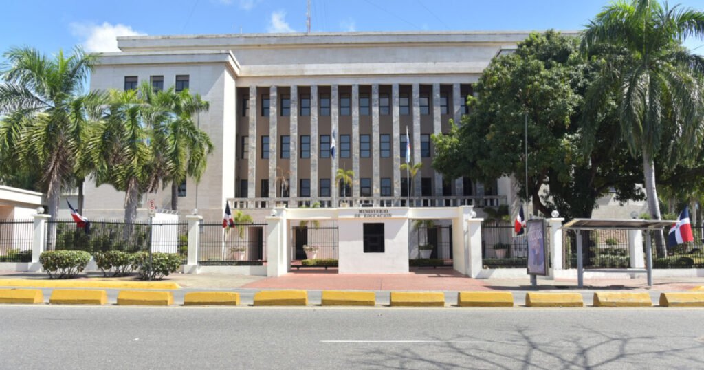 MINERD deja en manos de la Ley 16-26 la decisión sobre pagos por mantenimiento escolar
