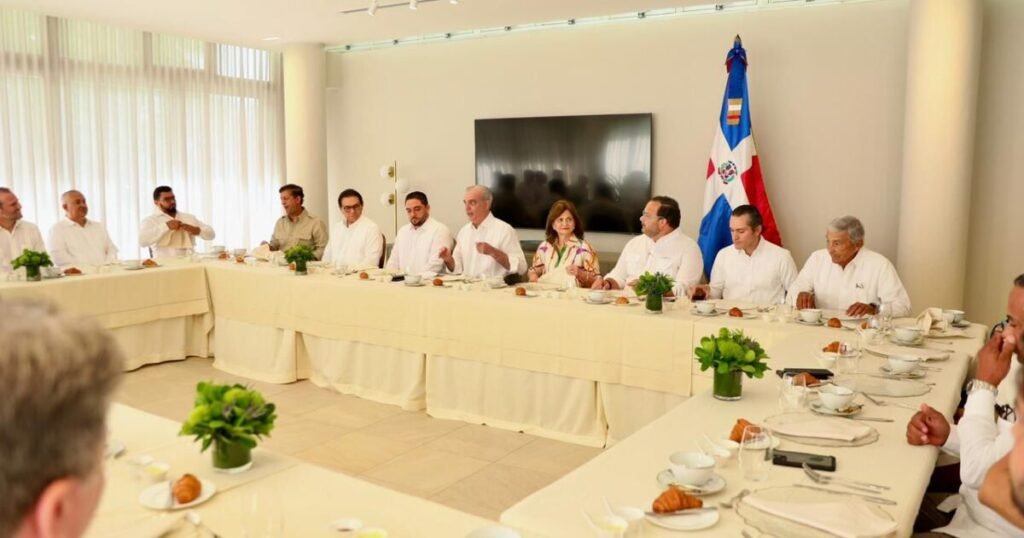 Abinader participa en desayuno con empresarios del acero en Santiago y crece la exigencia de resultados verificables