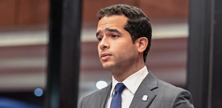 Mayoría del Senado bloquea propuesta de Omar Fernández para ampliar indexación salarial y aliviar anticipos a pequeñas empresas