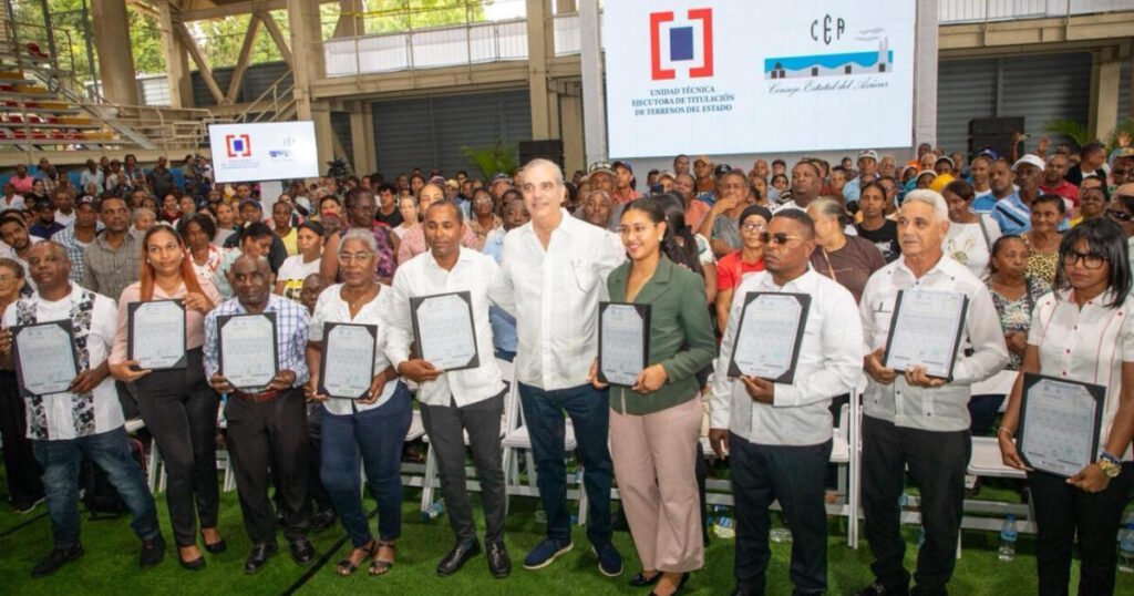 Abinader entrega 1,099 títulos en Santo Domingo y reaviva la discusión sobre la regularización pendiente