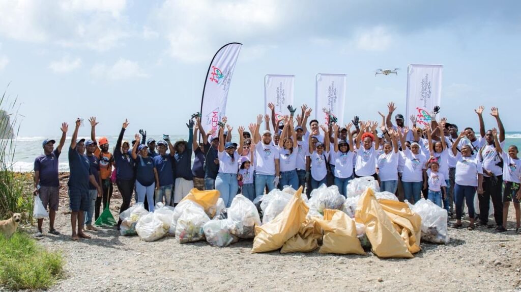 Voluntarios limpian Playa Najayo y reavivan el llamado a frenar la contaminación costera