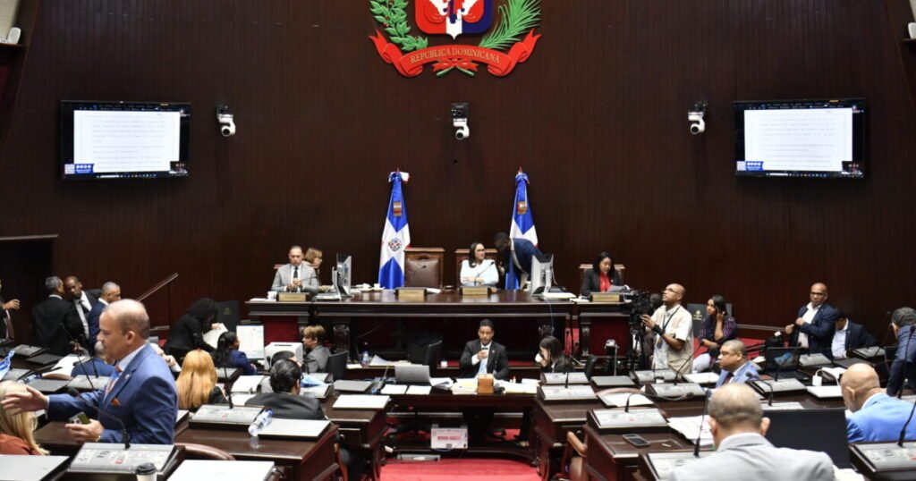 Abinader convierte en ley el plan fiscal aprobado a toda prisa y sin acoger cambios opositores