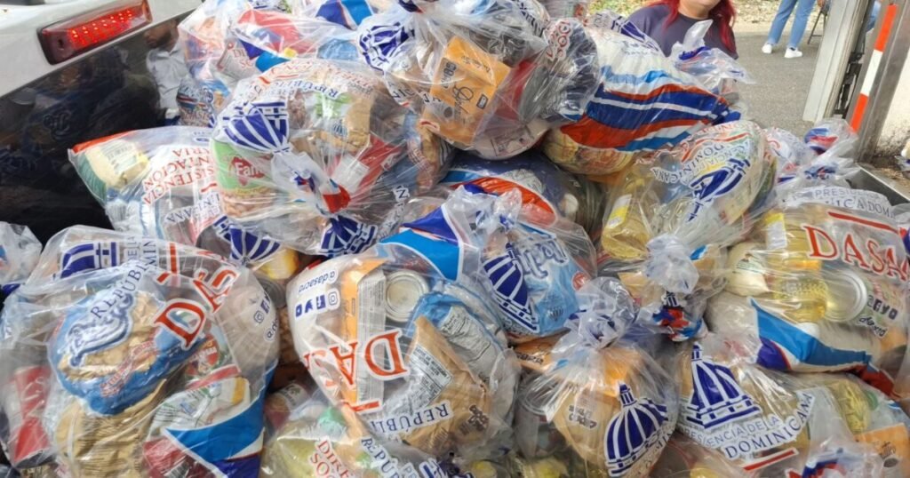 Más de 26 mil kits alimenticios en Santiago reavivan el debate sobre la vulnerabilidad social