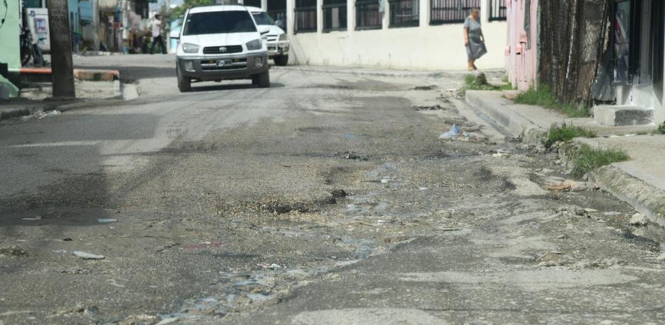 Los Alcarrizos refleja la distancia entre las obras visibles y sus calles deterioradas
