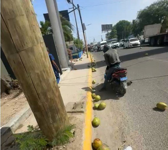 Camión de cocos vuelca en el puente Higuamo y causa congestionamiento mientras persisten dudas sobre el hecho