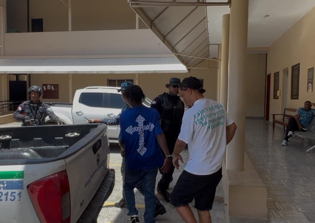 Dictan prisión preventiva a dos acusados de homicidio tras meses prófugos y disturbios en el Palacio de Justicia de Barahona