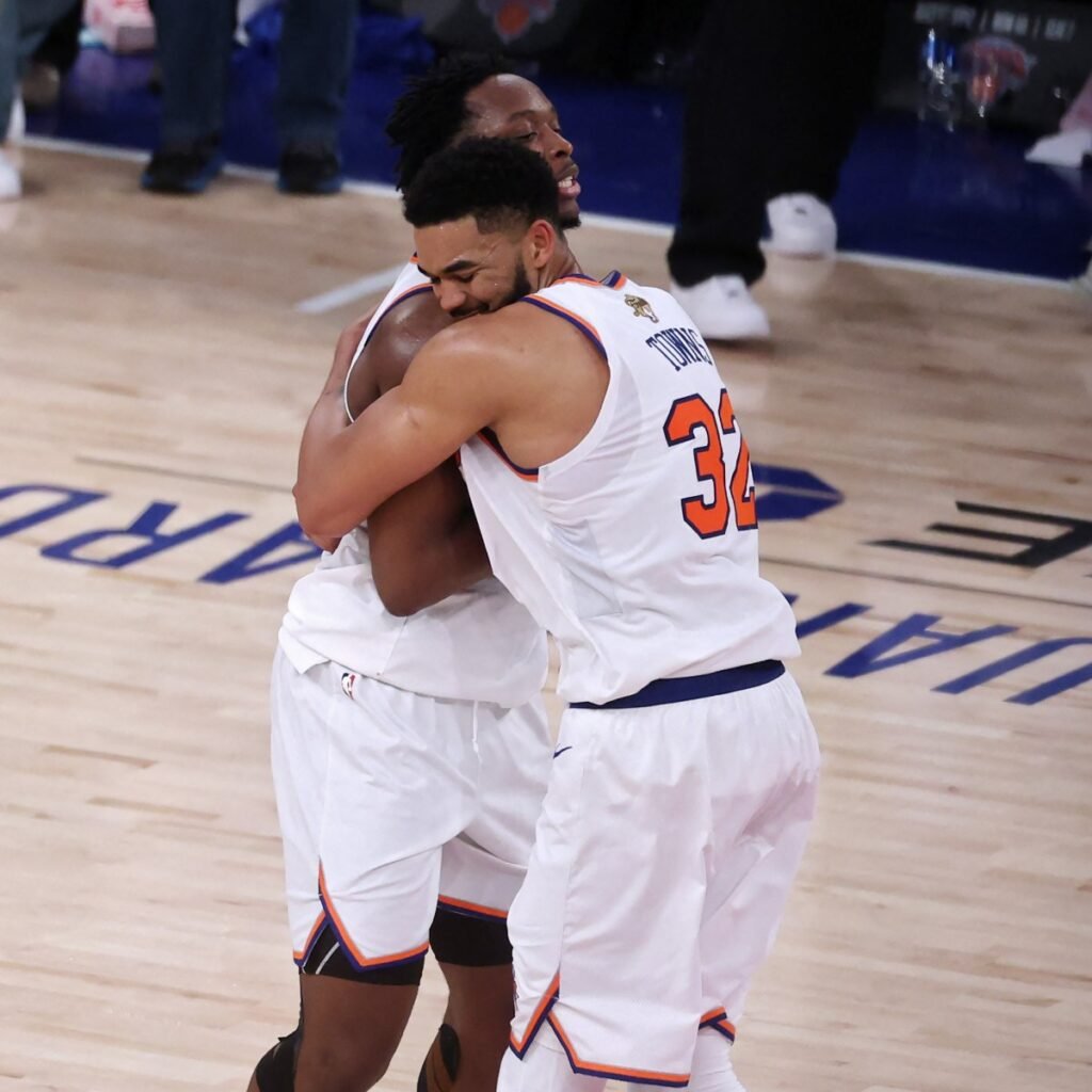 Knicks se ponen a un paso del título tras una remontada agónica ante los Spurs