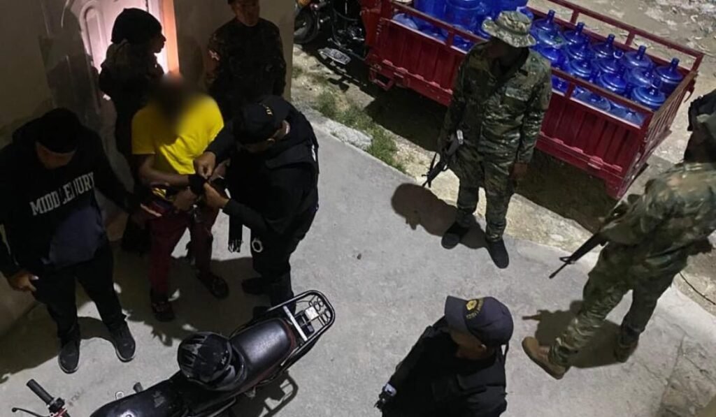 Más de mil detenciones en un día reabren presión sobre la política migratoria oficial