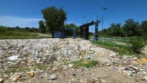 Basura rebasa compuerta y entra a canales de riego en Santiago tras fallar contención en el Yaque del Norte