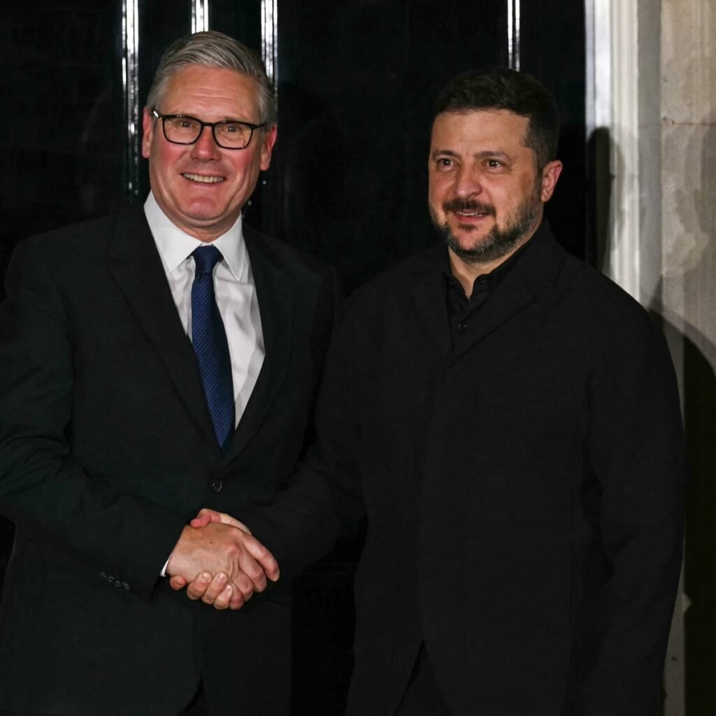 Cinco muertos y un golpe a una instalación nuclear tensan la reunión de Zelenski con aliados en Reino Unido