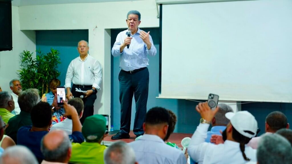 Leonel Fernández exige al Gobierno bajar la gasolina y le reclama coherencia tras la caída del petróleo