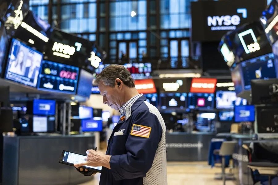 Wall Street arranca con tono mixto: el Dow avanza 1,22 % y la tecnología pesa sobre el mercado