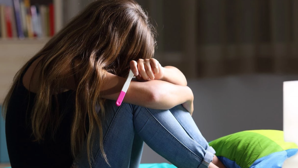 Pobreza, trabajo y cuidado empujan la deserción en secundaria